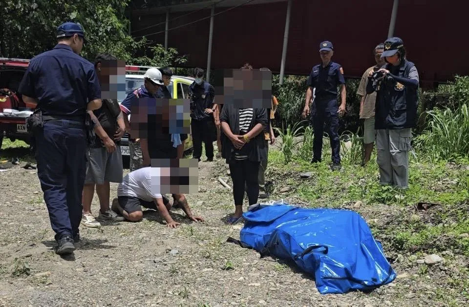 遺體尋獲家屬到場崩潰痛哭。(圖/翻攝畫面)