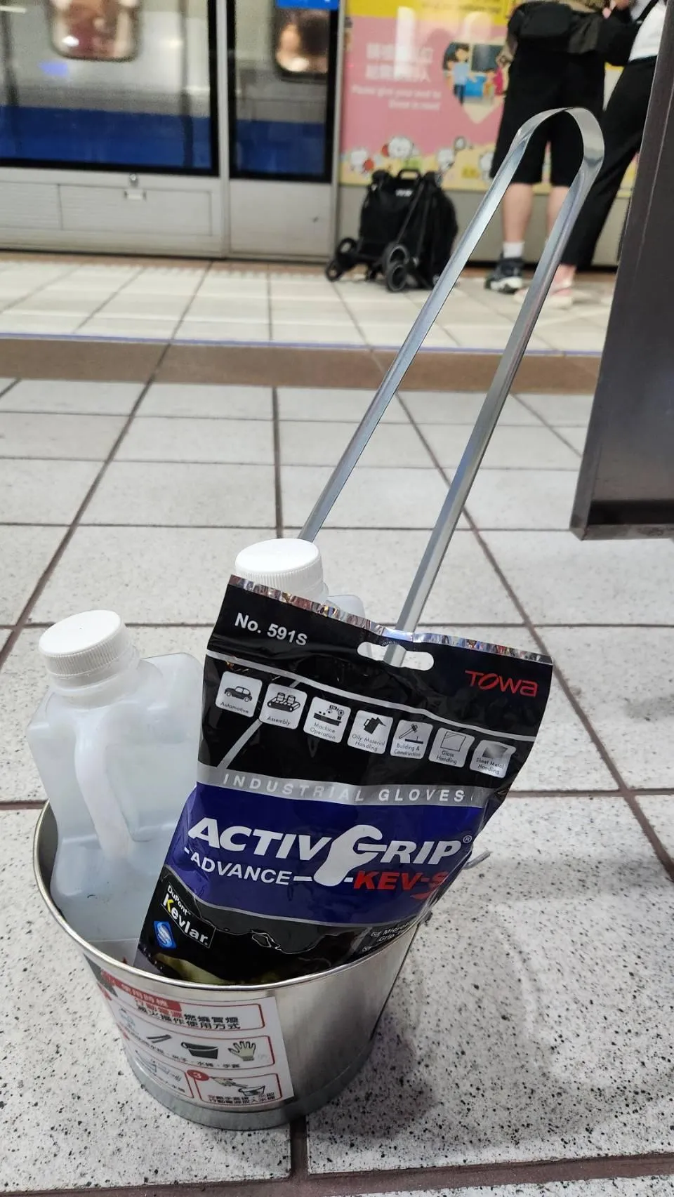 台北捷運中和新蘆線的民權西路站,在今(18)日下午傍晚時分驚傳一起驚險的行動電源起火意外。(圖/北捷提供)