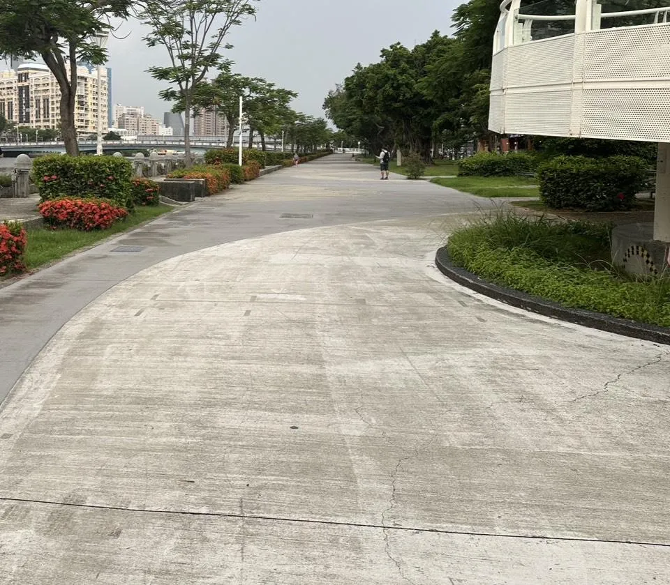 高雄鹽埕男子倒臥河西路截流站旁無生命跡象。(圖/中天新聞)