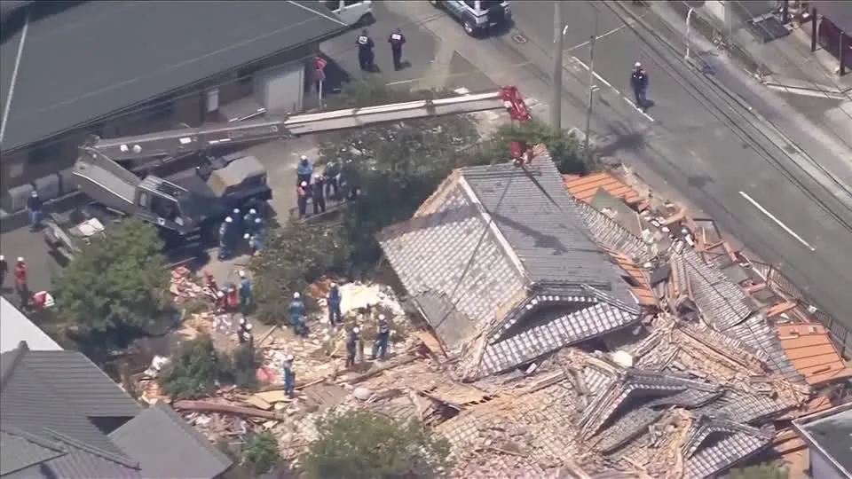 日本熊本縣28日發生的規模7.1地震造成建築物倒塌與死傷意外，當地救難人員持續展開搜救。（圖／路透）