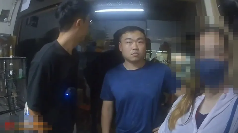 警方出示證件表明身分，準備逮人。（圖／警方提供）
