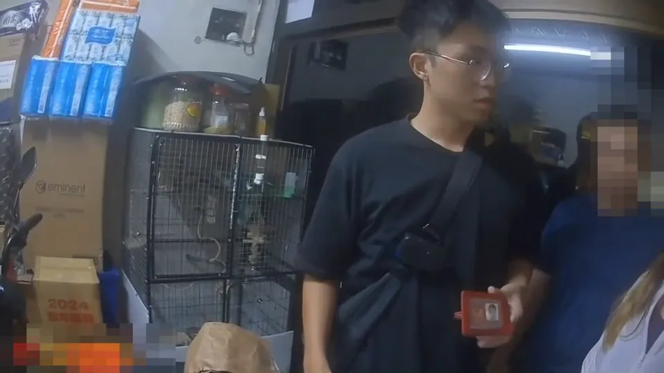警方出示證件表明身分，準備逮人。（圖／警方提供）