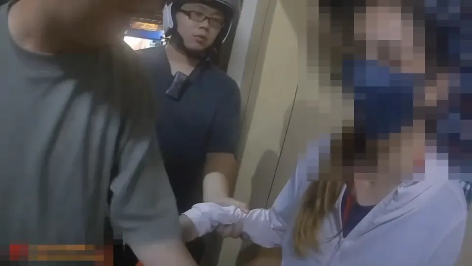 胡女一度抗拒不配合。（圖／警方提供）
