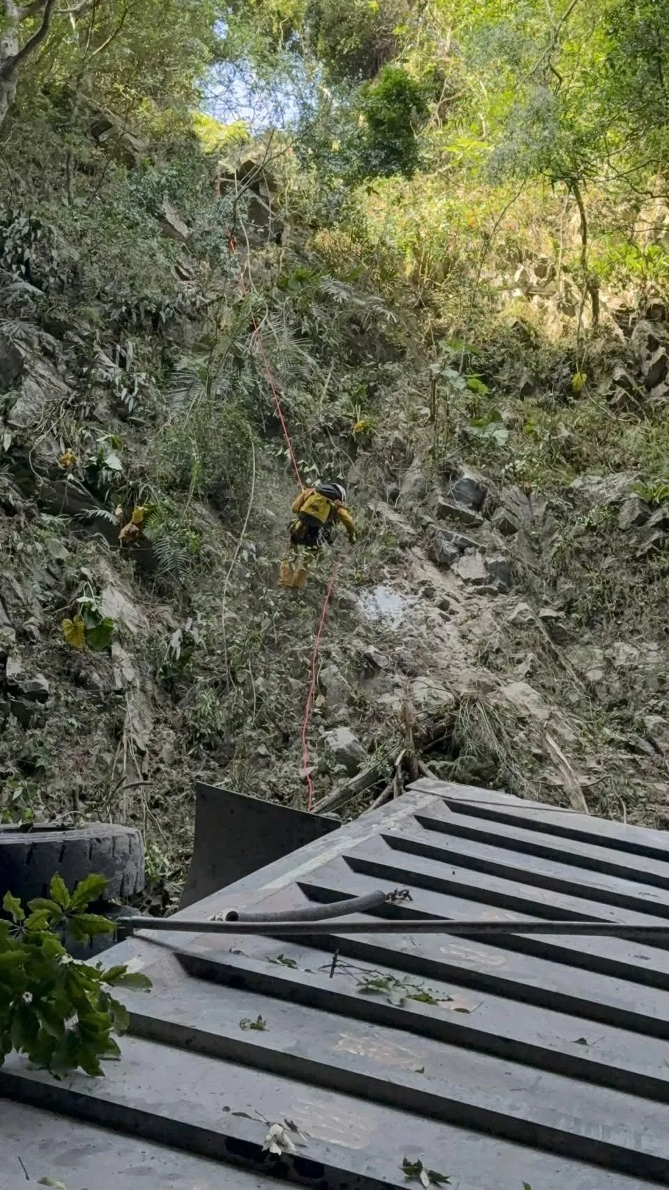 救援隊員架設繩索進行垂降作業。（圖／花蓮縣消防局特種搜救大隊提供）