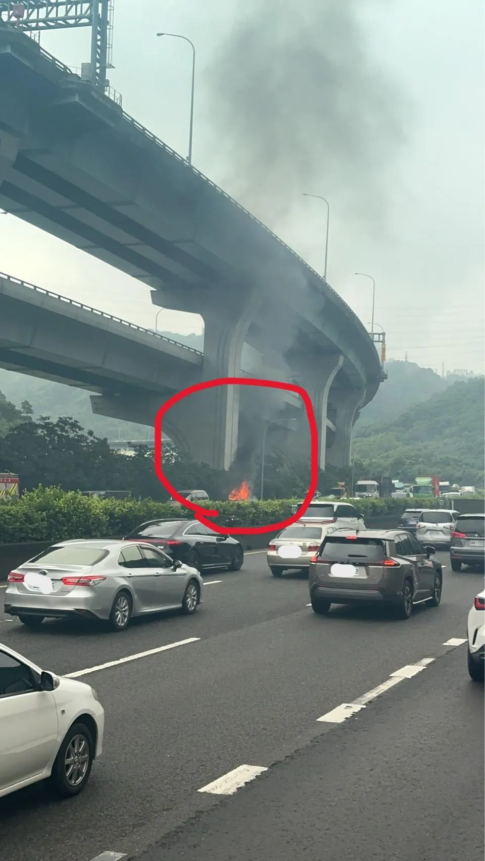 國1發生火燒車事故。（圖／民眾提供）
