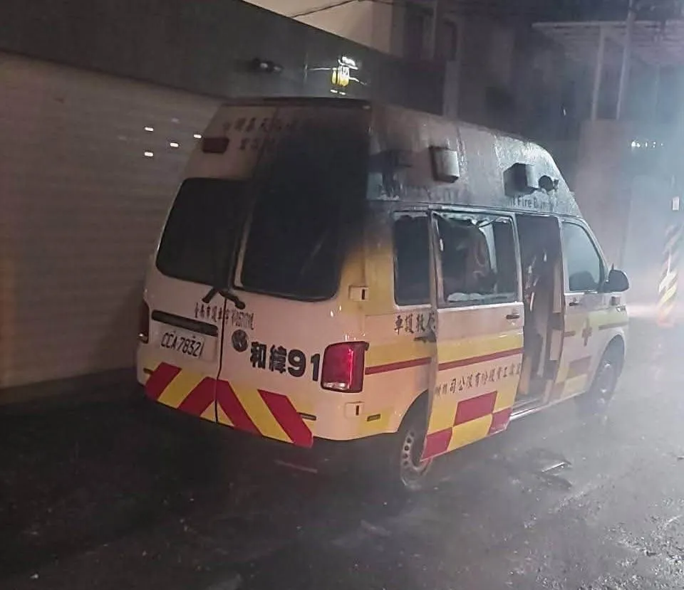 救護車受到爆炸波及毀損。（圖／翻攝自甲您童心-童小芸臉書）