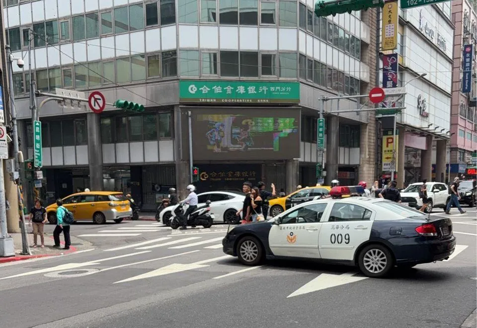 現場一度封路，從成都路一路管制到中興橋。（圖／民眾提供）