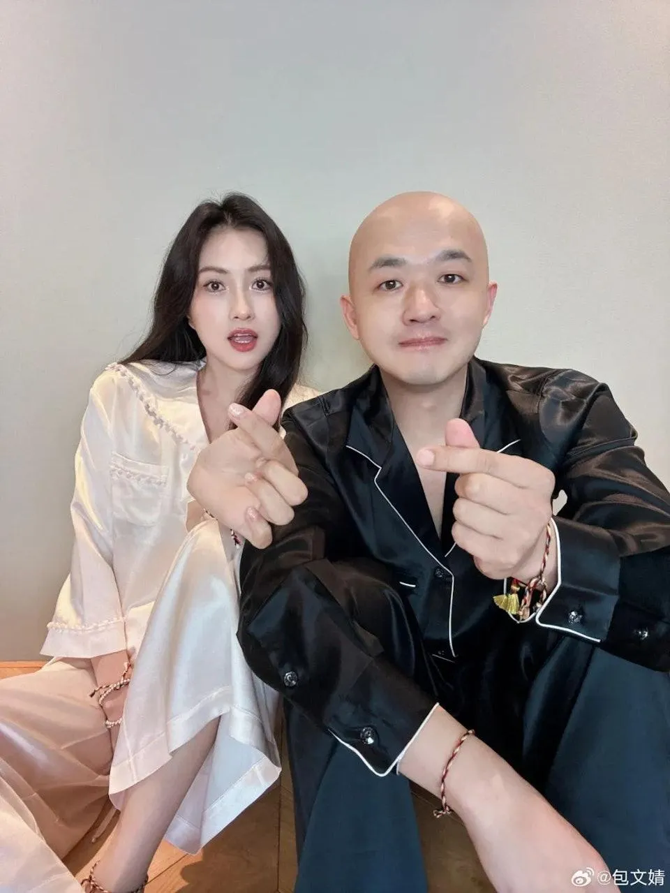 包貝爾（右）與包文婧婚後育有一對子女。（圖／翻攝微博）