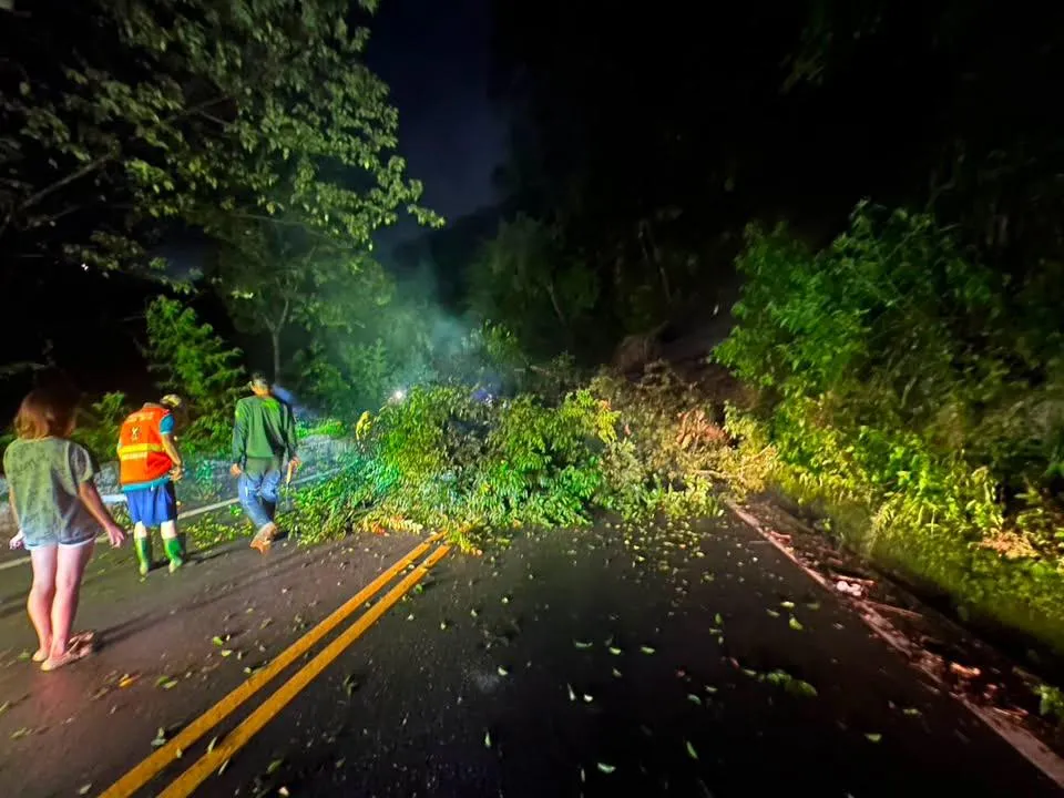 台14線76.9K往清境農場路段27日晚間發生坍方，一度阻斷道路雙向交通。（圖／翻攝自Facebook@中橫路況交通資訊站）