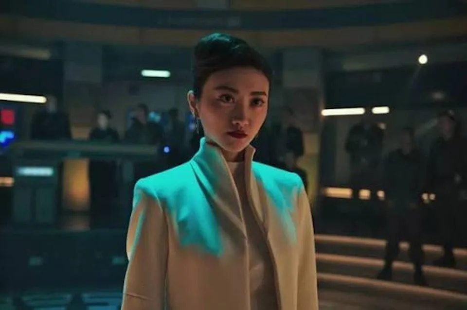 景甜在《環太平洋2:起義時刻》中,就飾演科技集團總裁,去到結局逆轉成為拯救世界的關鍵角色。(圖/翻攝《環太平洋2:起義時刻》劇照)
