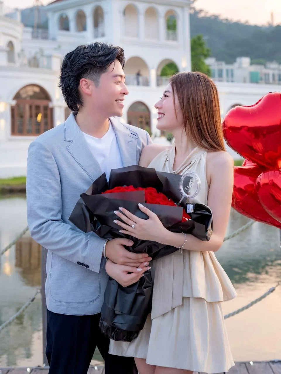 港姐王菲(右)宣布訂婚。(圖/翻攝王菲IG)