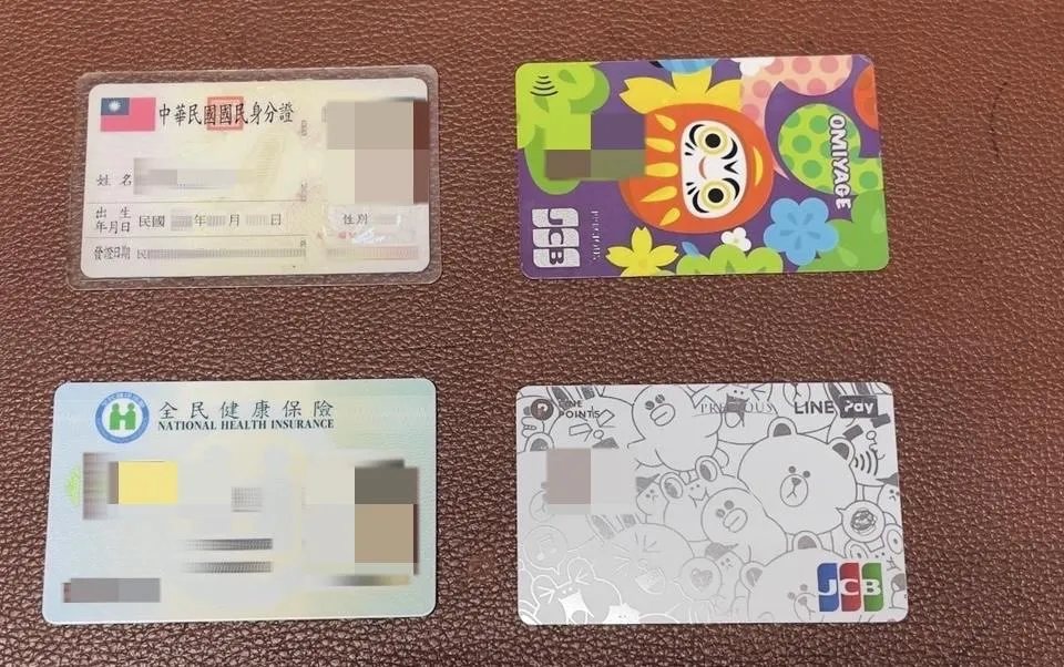 男子行竊得手的證件與信用卡。（圖／翻攝畫面）
