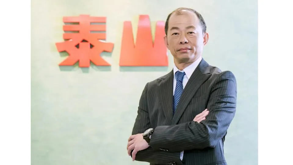 泰山前董事長詹景超於2023年經營權之爭時,因屢次違規未即時發布重大訊息,致公司遭證交所開罰300萬元。(資料照/泰山提供)