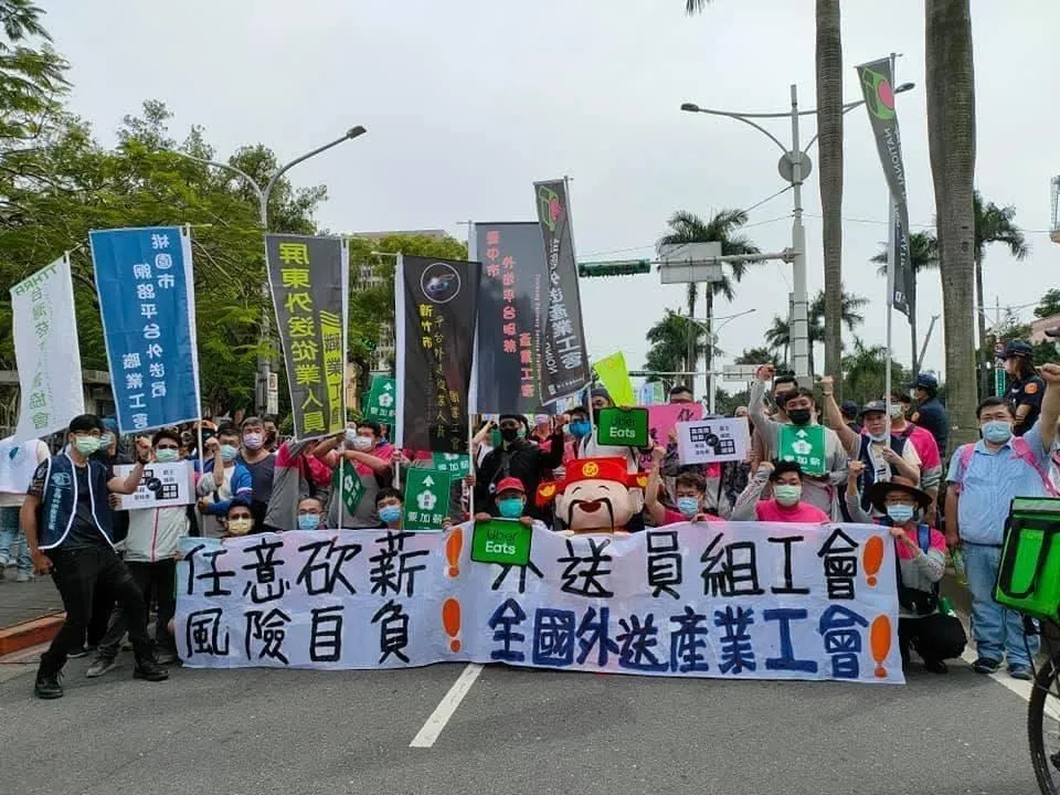 Uber Eats 稱專法上路成本暴增四成,外送工會今(18)日發聲明痛批業者捏造數據、推卸責任。(資料照/台灣外送產業權益協進聯盟提供)