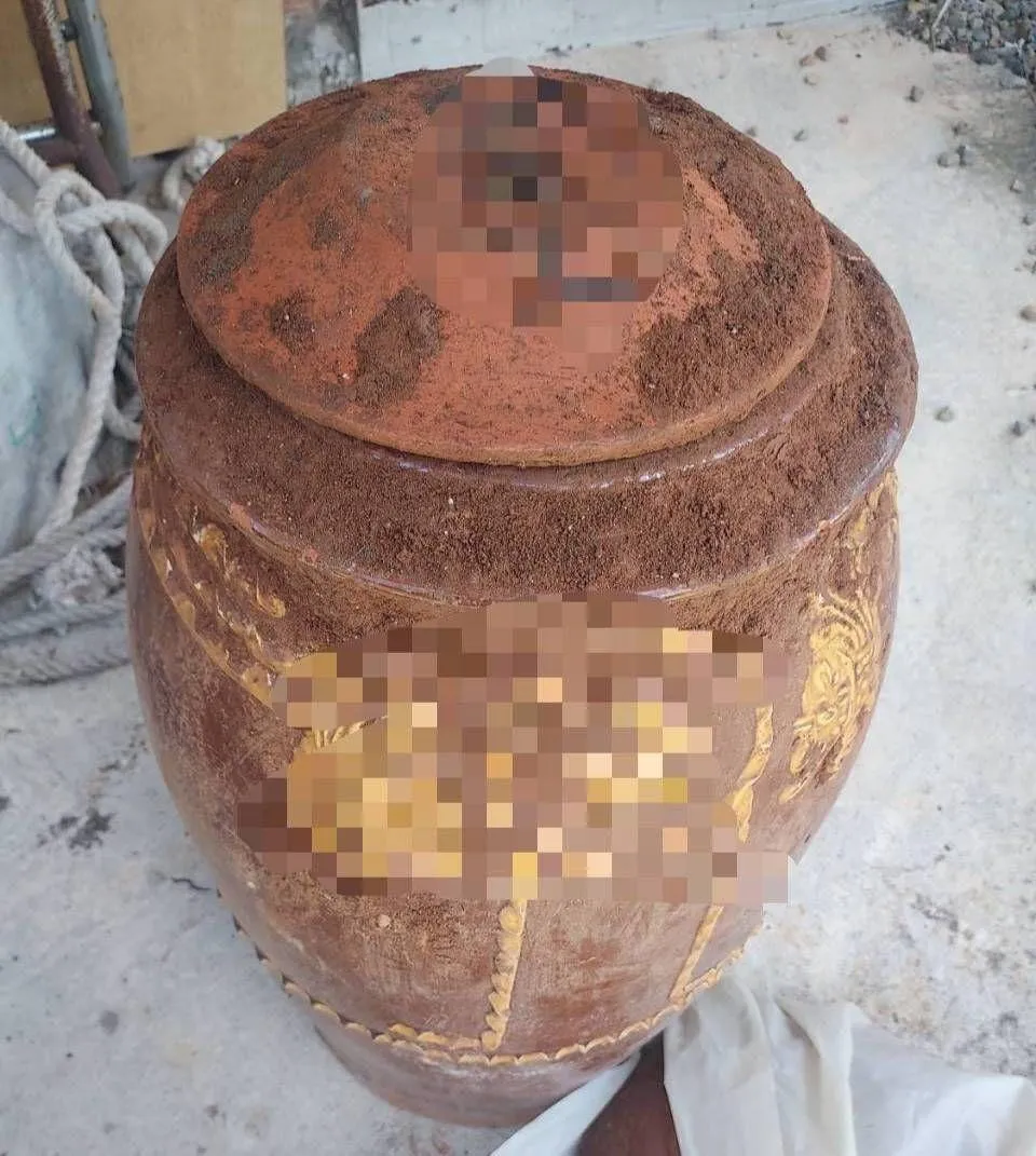 陳姓貴婦已故的高姓公公的骨灰甕，竟遭郭國輝等人挖出「綁架」。（圖／資料畫面）