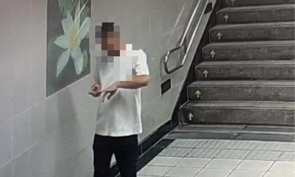 監視器拍到男子只是拿指甲刀剪指甲。(圖/翻攝畫面)