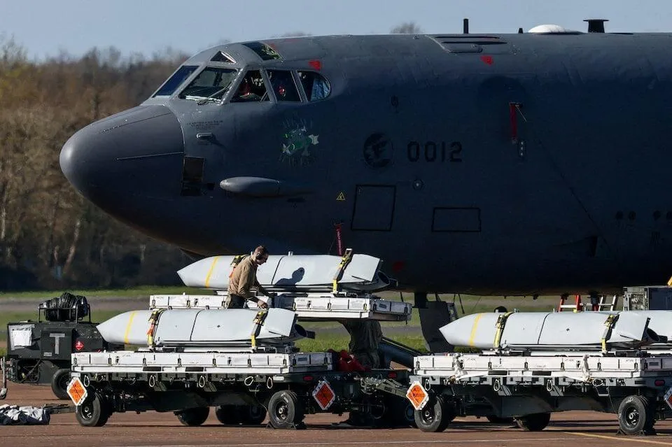 英國費爾福基地內美國空軍B-52轟炸機因疑似恐怖攻擊陰謀調查啟動調回美國本土。（路透社）