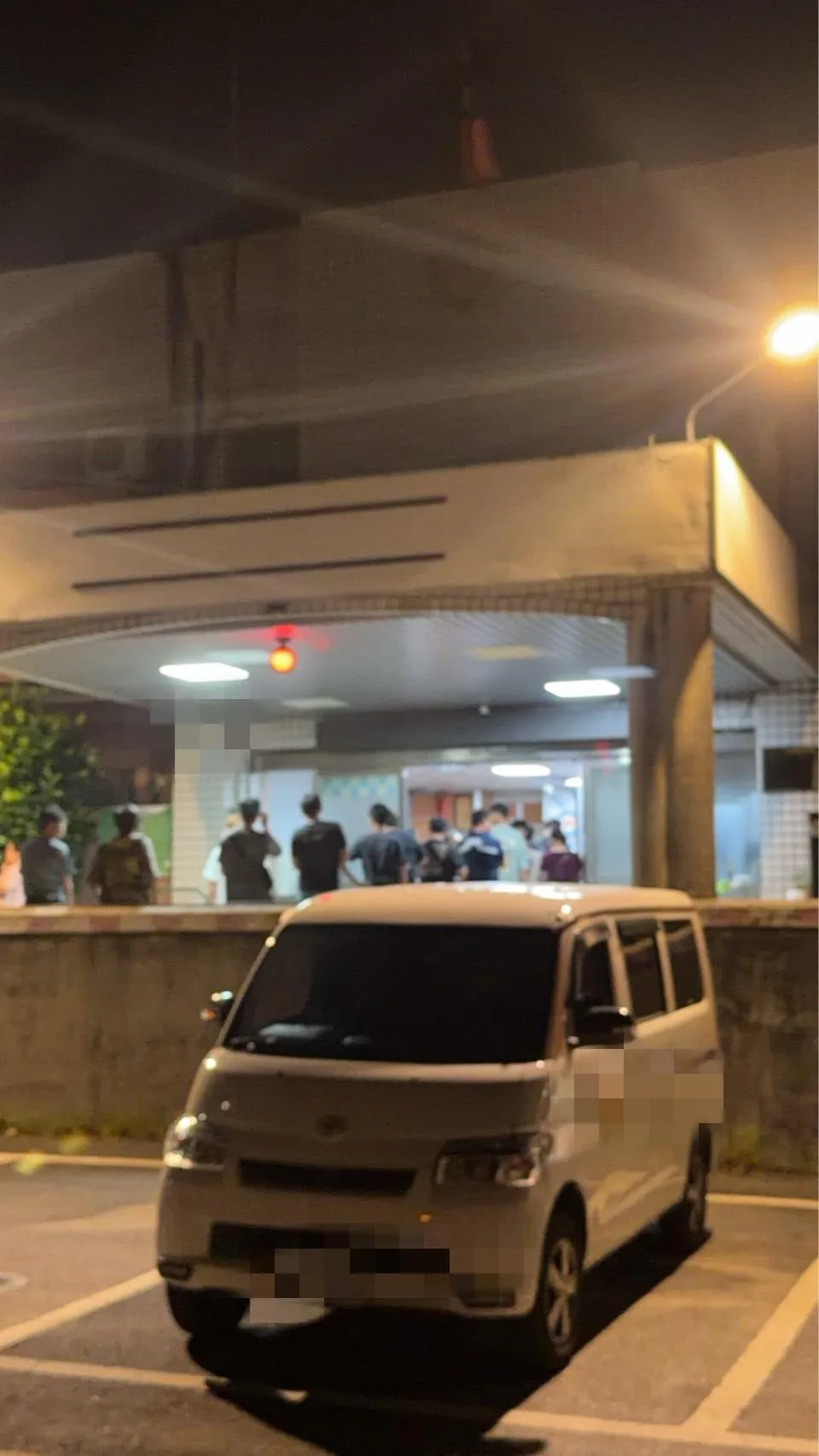 40多位受災車主排隊在國道警方的隊部等做筆錄。(圖/台南道路救援張家班授權提供)