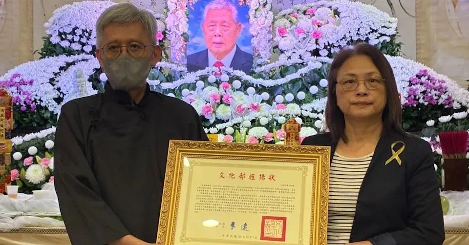 文化部人文及出版司司長鄧美容出席黃騰輝告別式，當場頒贈文化部旌揚狀，由黃騰輝長子黃曉君受贈。（圖／文化部）