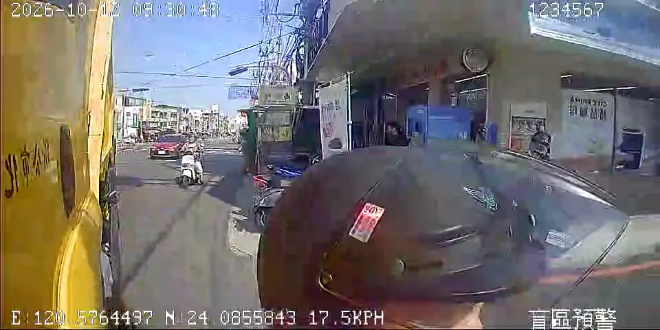 涉事垃圾車行車紀錄器拍到汪姓女騎士也要一起左轉，因此遭撞擊。（圖／中天新聞）