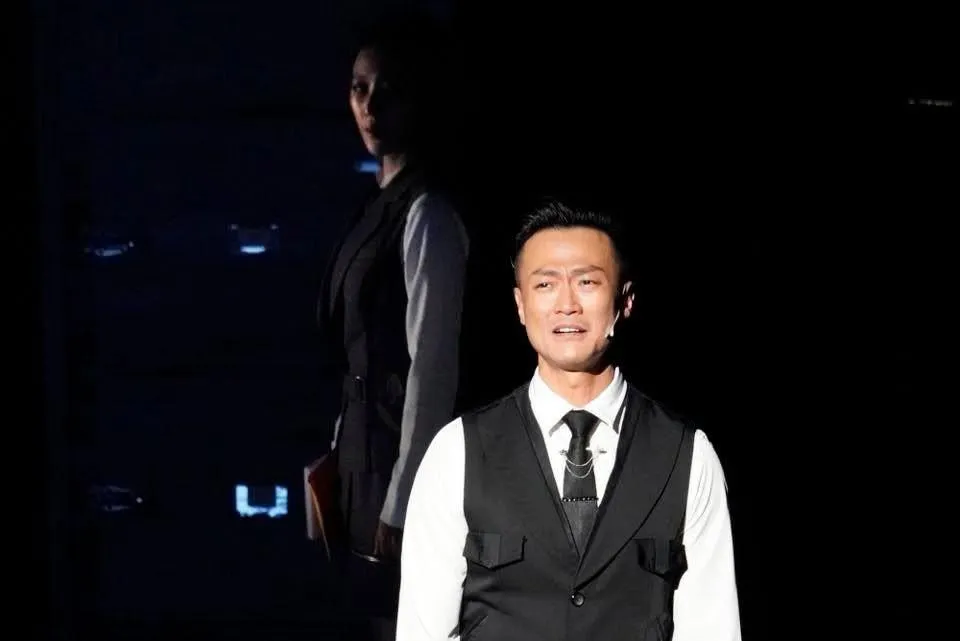 歌手兼演員林俊逸驚傳罹患股骨頭缺血性壞死,嚴重程度已需依靠枴杖才能行走。(圖/翻攝自林俊逸Sean臉書)