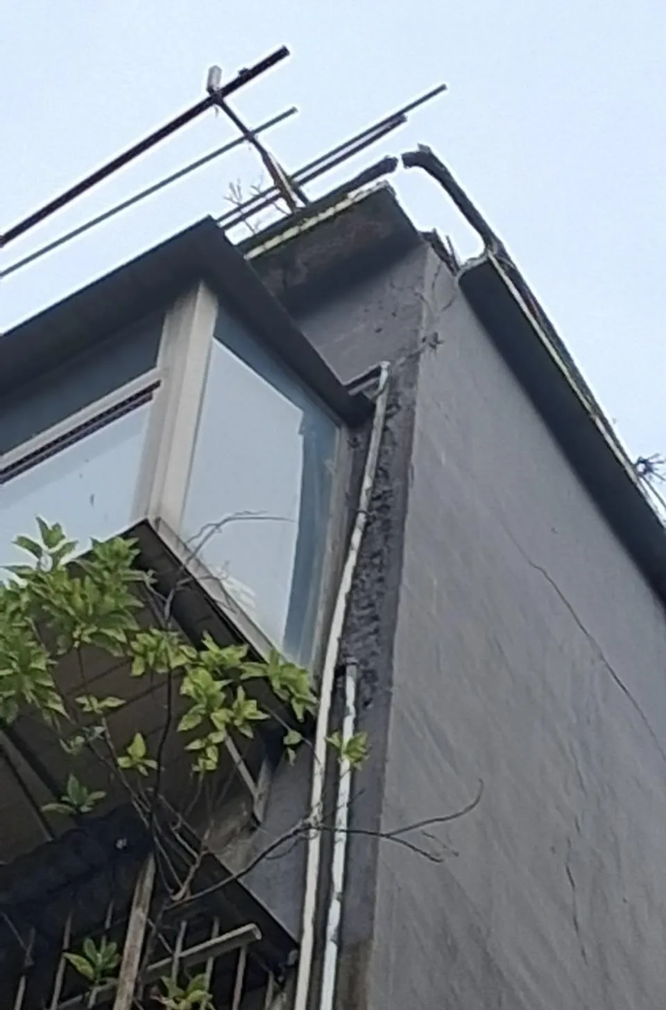 民宅5樓磁磚疑老舊崩落。（圖／翻攝畫面）