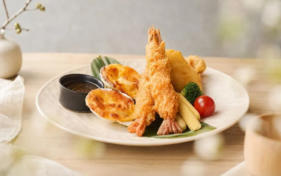 陶板屋則於11月30日前推出出示活動畫面並消費兩客套餐，即贈送包含黃金海老、酥炸魚塊與焗烤扇貝的「酥炸海鮮天婦羅」。（圖／王品集團提供）