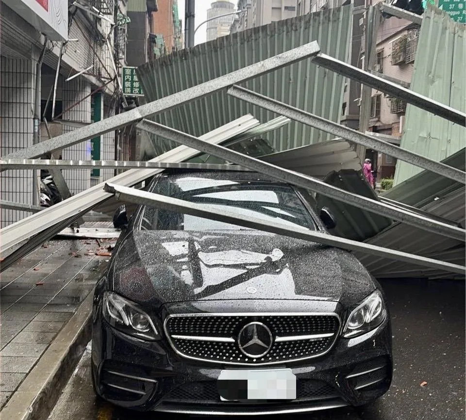 賓士車遭鐵皮鋼架砸中。（圖／翻攝畫面）