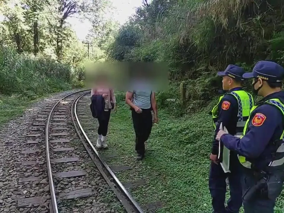 林鐵處會同嘉義縣警察局竹崎分局於林鐵眠月線約2公里處發現2名違法行走軌道遊客。（圖／林鐵處提供）