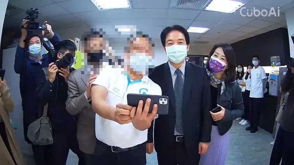 時任副總統的賴清德曾在2021年到雲云科技公司參訪，並和曾姓負責人合照。（圖／翻攝自當事人臉書）