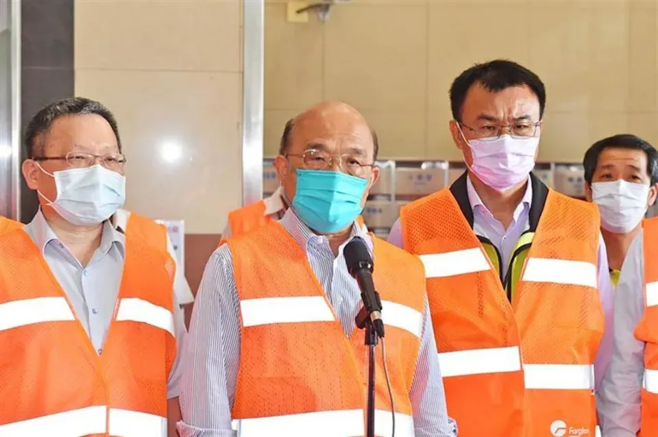 2021年行政院前院長蘇貞昌視察非洲豬瘟檢疫作業,曾當場飆罵官員10分鐘。(圖片/行政院)