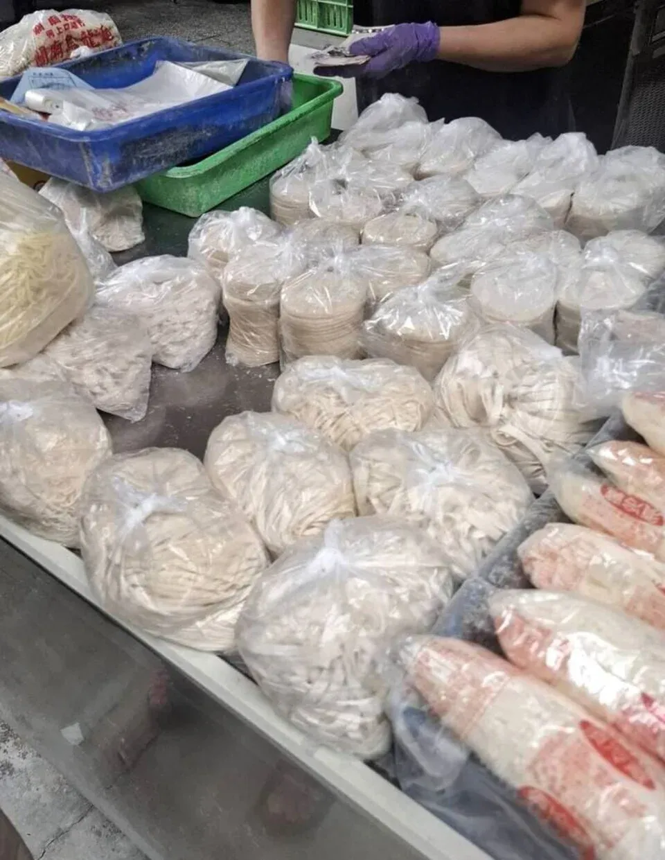 台灣消保協會提醒，購買新鮮麵條時，應避免選擇顏色過白、或聞起來有些微刺鼻異味的產品。（圖／台灣消保協會提供）
