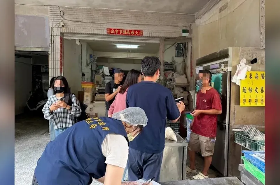 衛生局派員前往販售據點與製造工廠查驗，比對新鮮麵條的產品來源、製造批次及販售流向。(圖/高雄市衛生局)