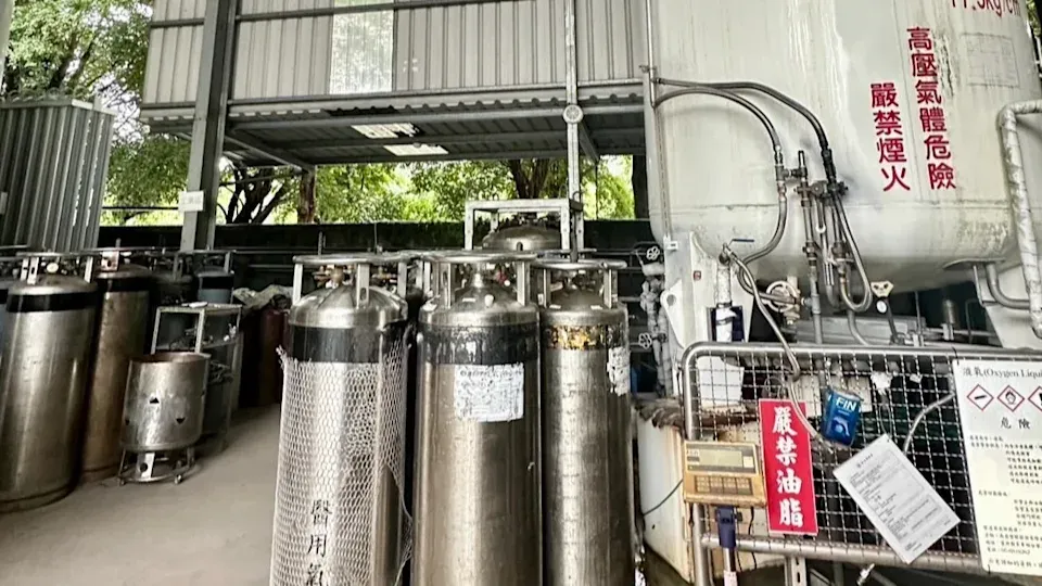 台中地檢署偵辦源吉氣體及三鶯科技涉嫌將工業氧氣假冒醫用氧氣、工業二氧化碳假冒食品級二氧化碳,分售給醫療院所及餐飲業者,近期偵結起訴。(圖/中檢提供)