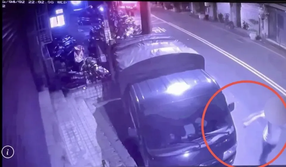 男子持棍子狠砸路邊貨車被監視器拍下。（圖／翻攝畫面）