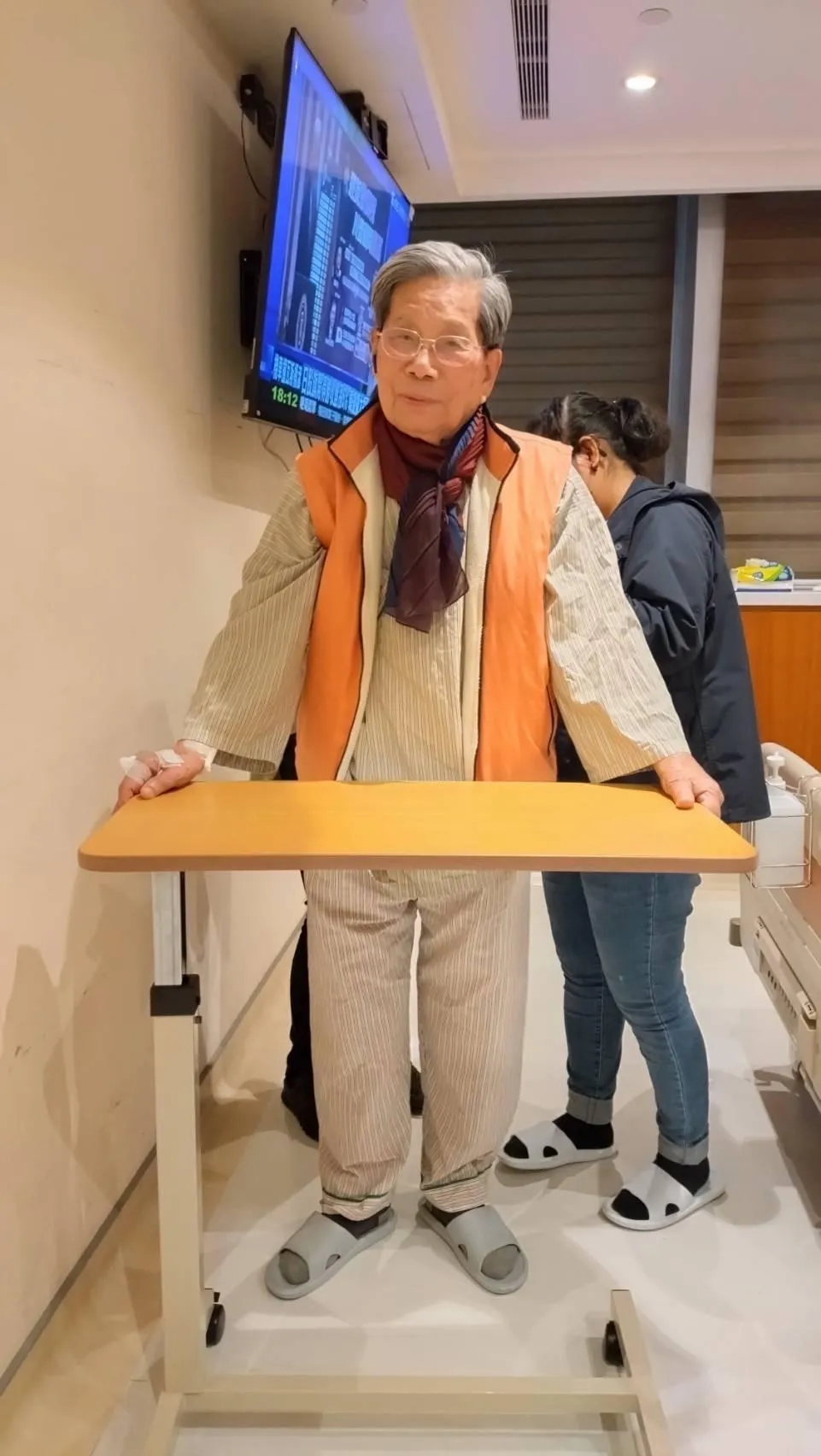 蔡爺爺歷經主動脈剝離手術後,住院期間努力復健。(圖/家屬提供)