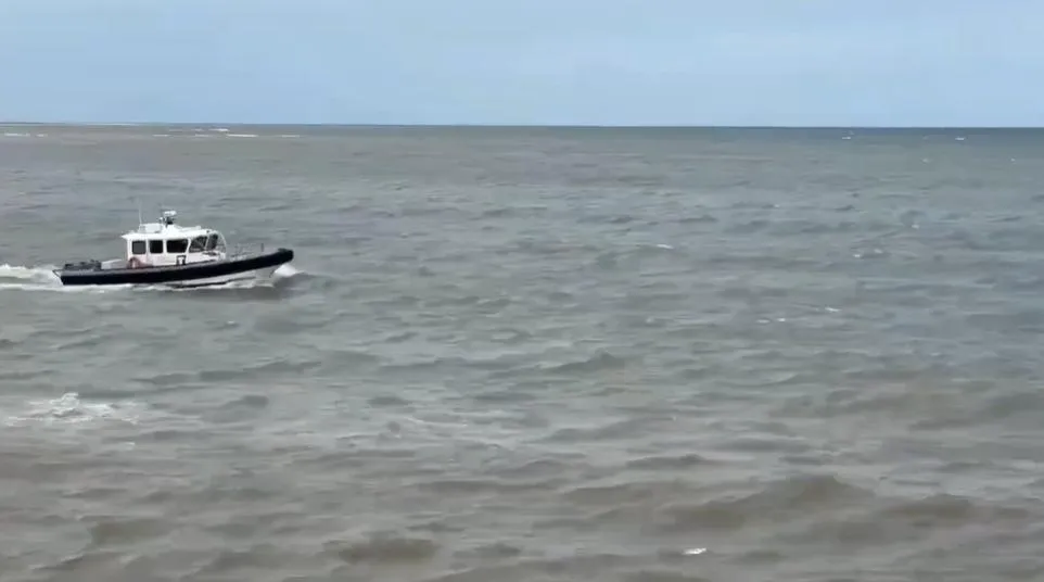 海巡署搜救人員發現1具浮屍進行打撈。（圖／海巡署提供）