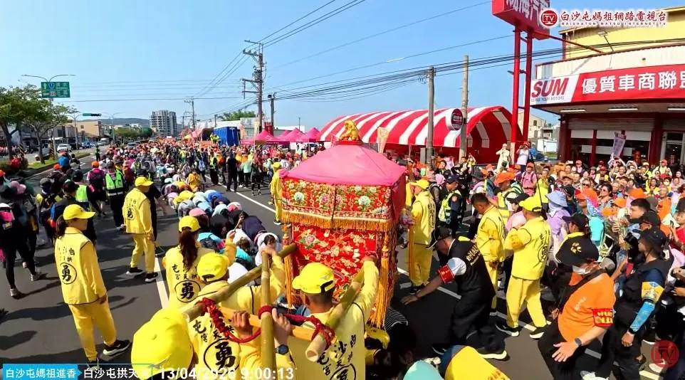 白沙屯拱天宮媽祖進香。(圖/翻攝自「白沙屯媽祖網路電視台」YouTube)