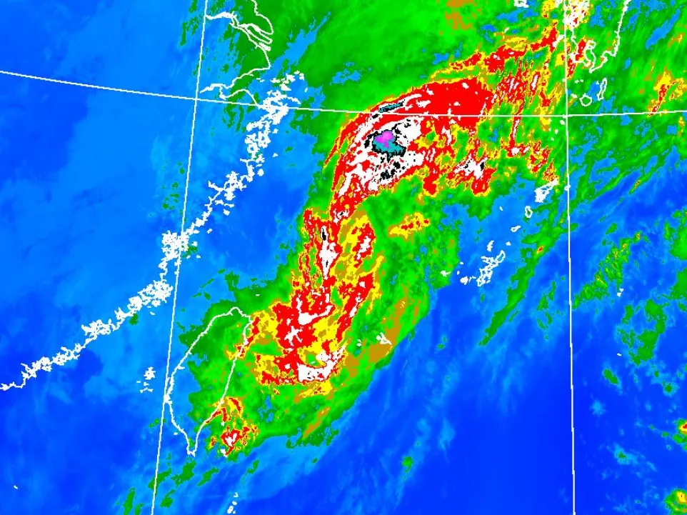 輕颱薔琵持續北上遠離台灣,預計24日晚間8時30分解除海上颱風警報。(圖/中央氣象署提供)
