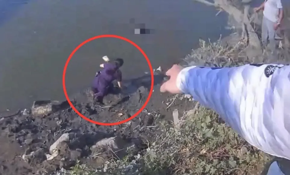 女警奮不顧身跳下水救人。(圖/翻攝畫面)