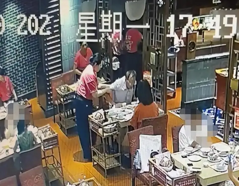 女店長勸說黃姓遊客就醫。（圖／翻攝環球時報）