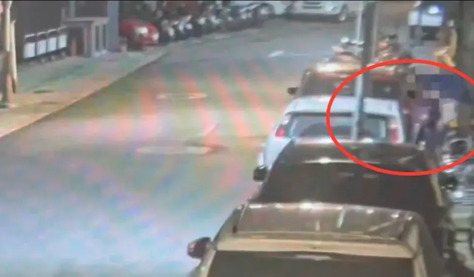 警方調閱監視器發現男子隨機開啟多車輛車門企圖行竊。（圖／翻攝畫面）