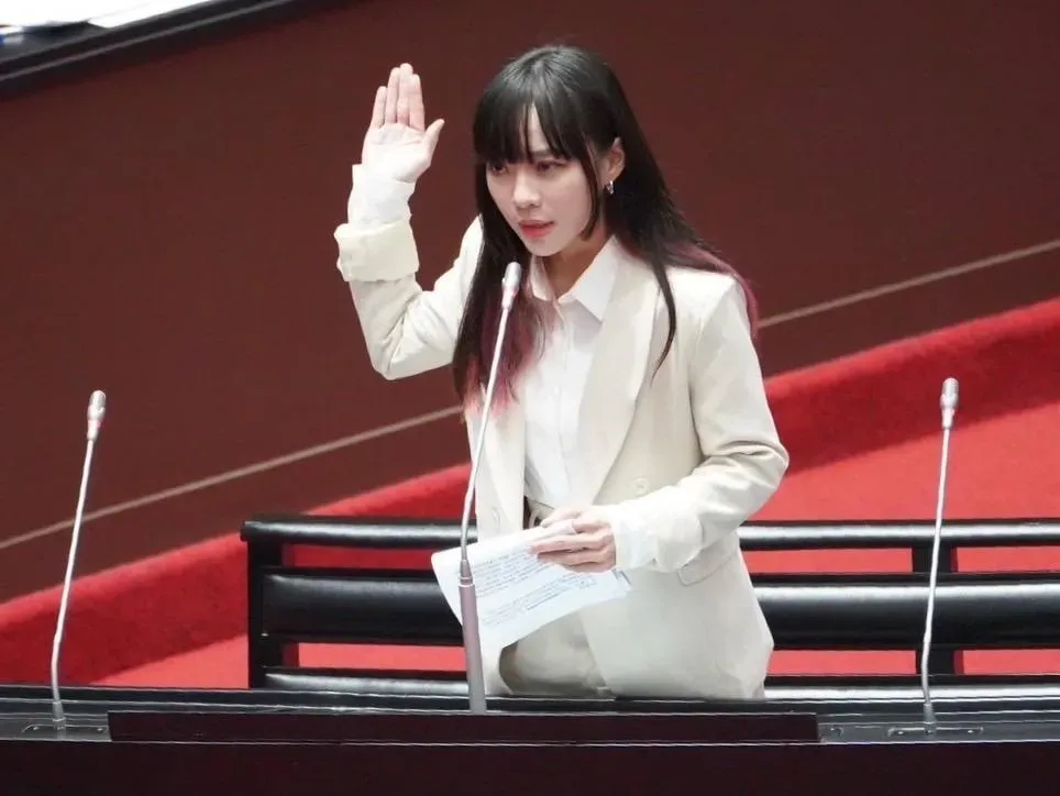 民進黨立委黃捷21日在立院和韓國瑜槓上。（圖取自黃捷臉書）
