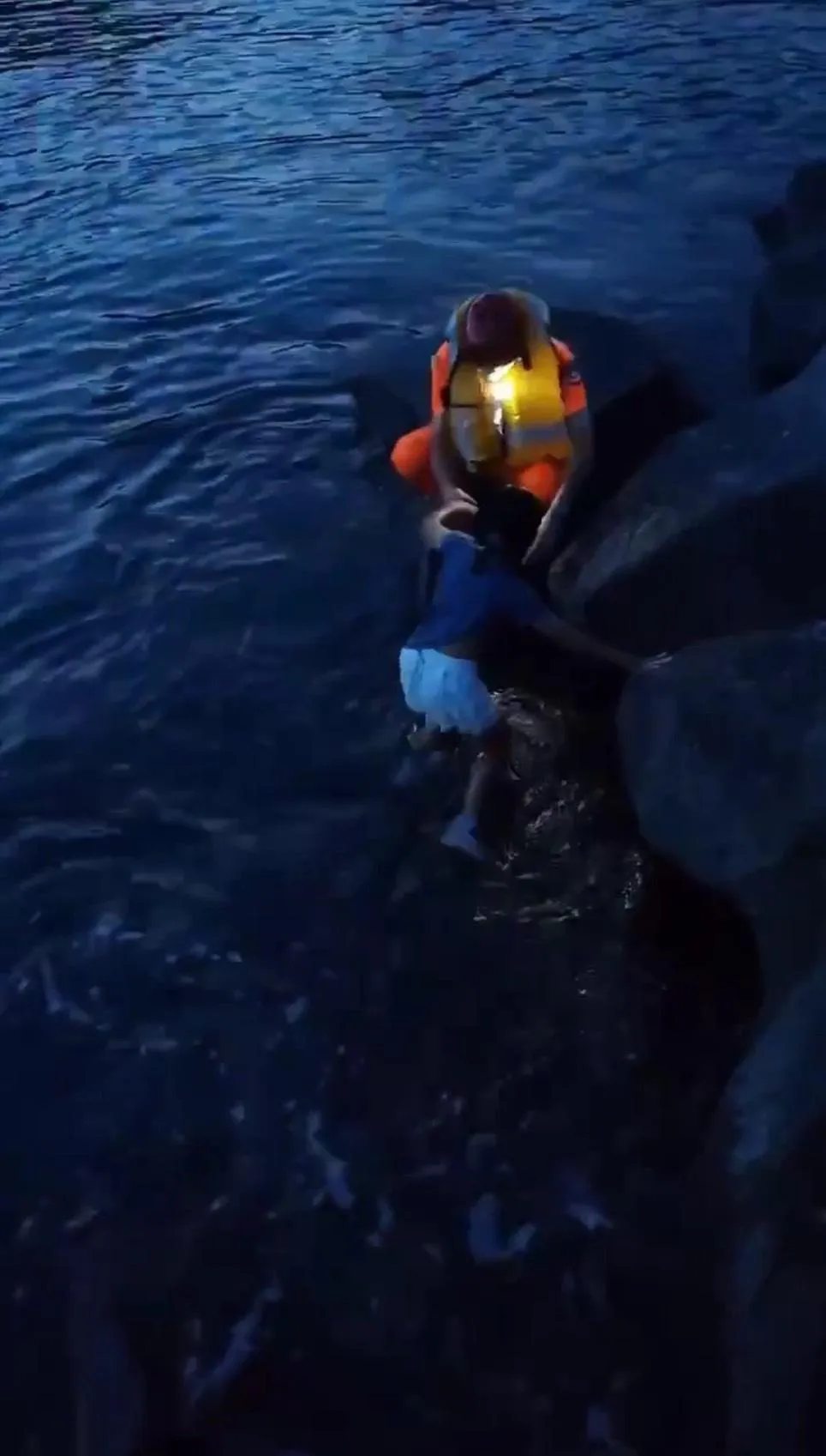 一名女姓孩童不慎落海,海巡署接獲通報後,立即前往救援。(圖/中天新聞)