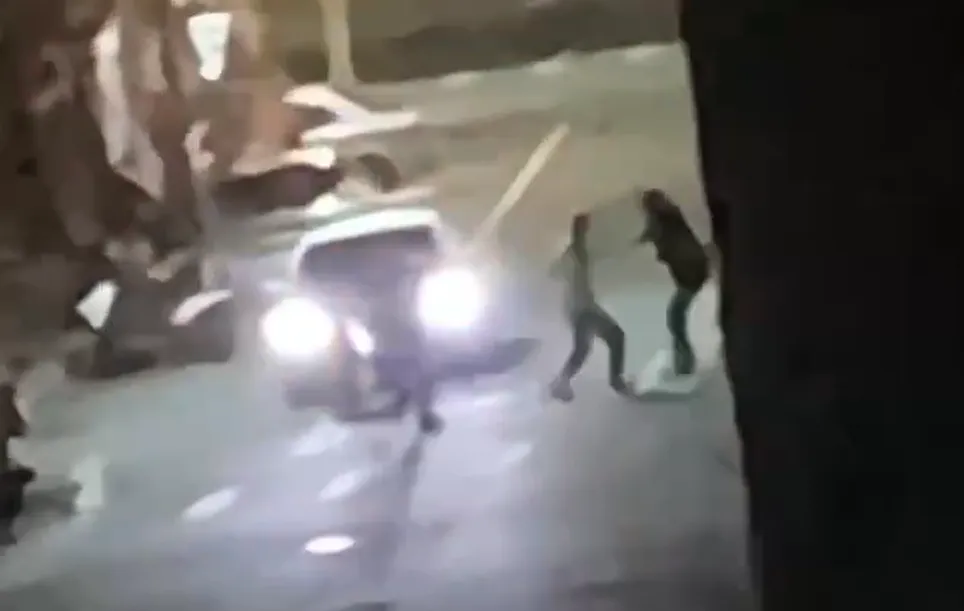 苗栗縣苑裡鎮一名遭警方例行攔查的邱姓男子，不但不配合還對執勤員警發動攻擊。（圖/翻攝自臉書社團「苑裡串起來」）