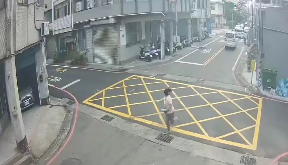 民眾見狀倉皇逃跑。（圖／翻攝畫面）