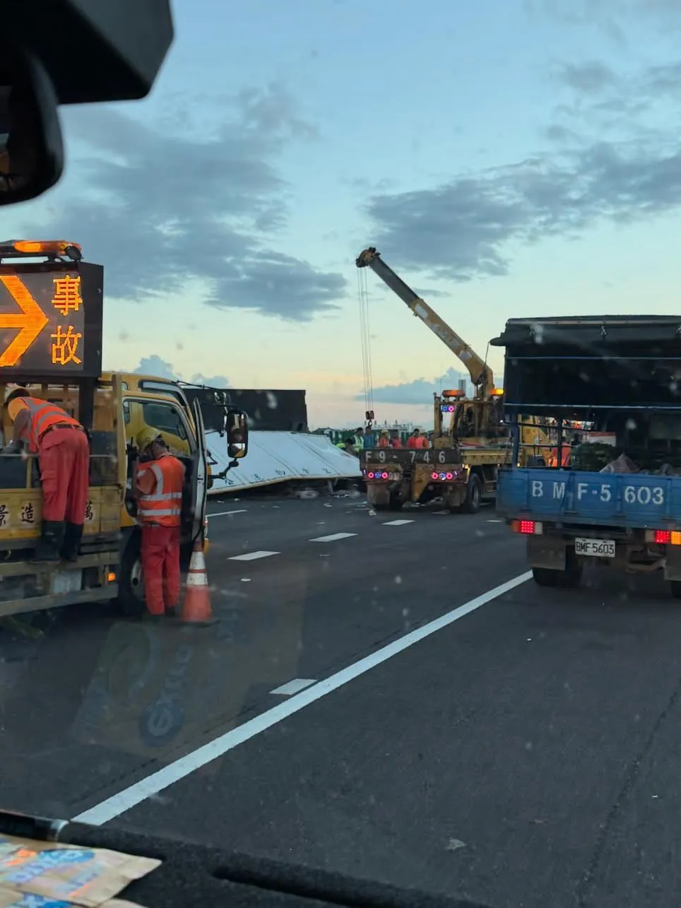 翻覆追撞車禍的現場。(圖/台南道路救援張家班群友提供)