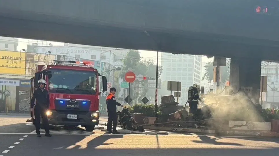 賓士車全面燃燒。（圖／翻攝畫面）