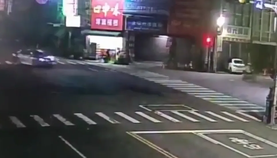 邱男騎乘無牌電動二輪車行經苑裡鎮火車站前時，因電動二輪車無牌且未依規定兩段式左轉，引起巡邏員警注意。（圖/警方提供）