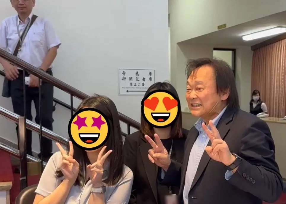 民進黨立委王世堅近日爆紅，連立法院員工都主動找他合照。（中天新聞）